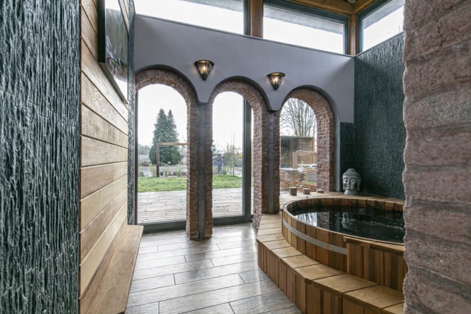 Bain nordique avec vue sur le jardin