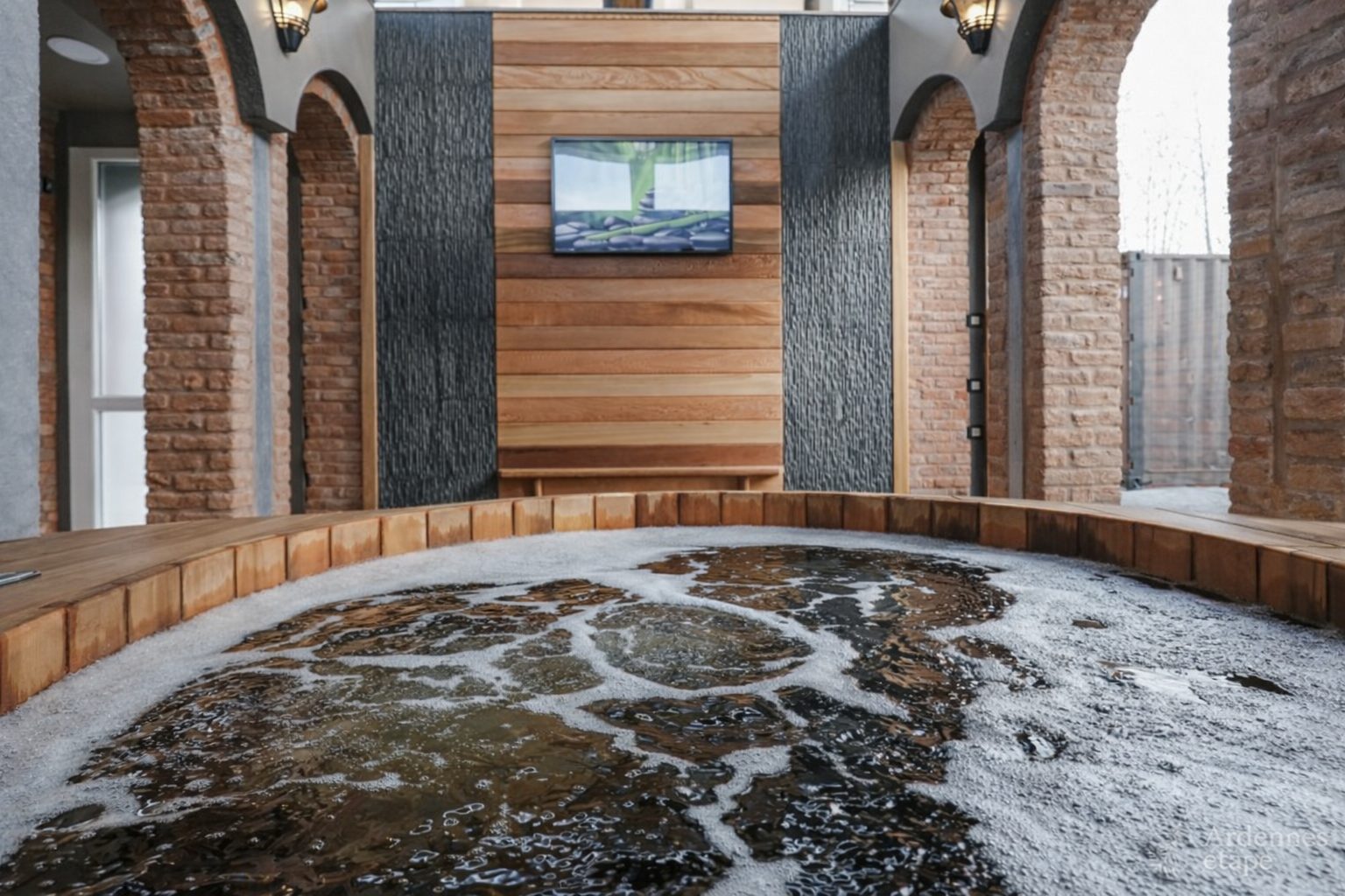 Bain nordique et sa claustra en bois