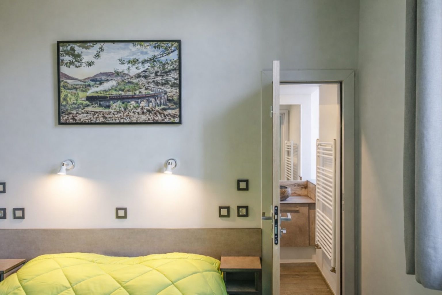 Chambre verte avec salle de bain privative