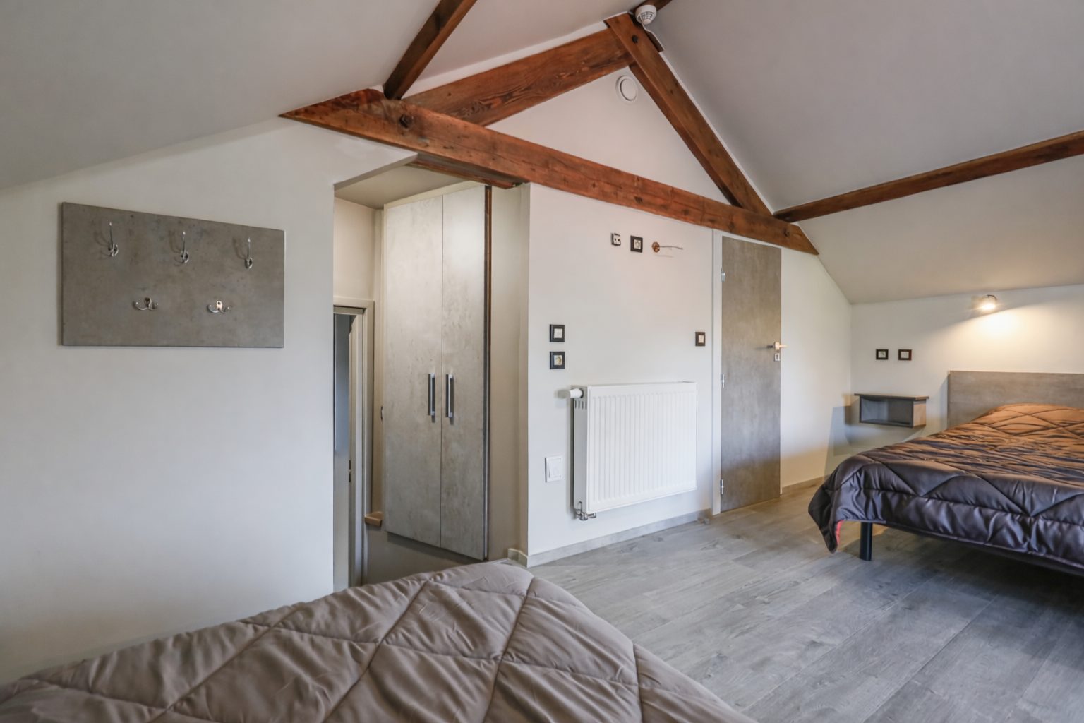Chambre taupe et son dressing