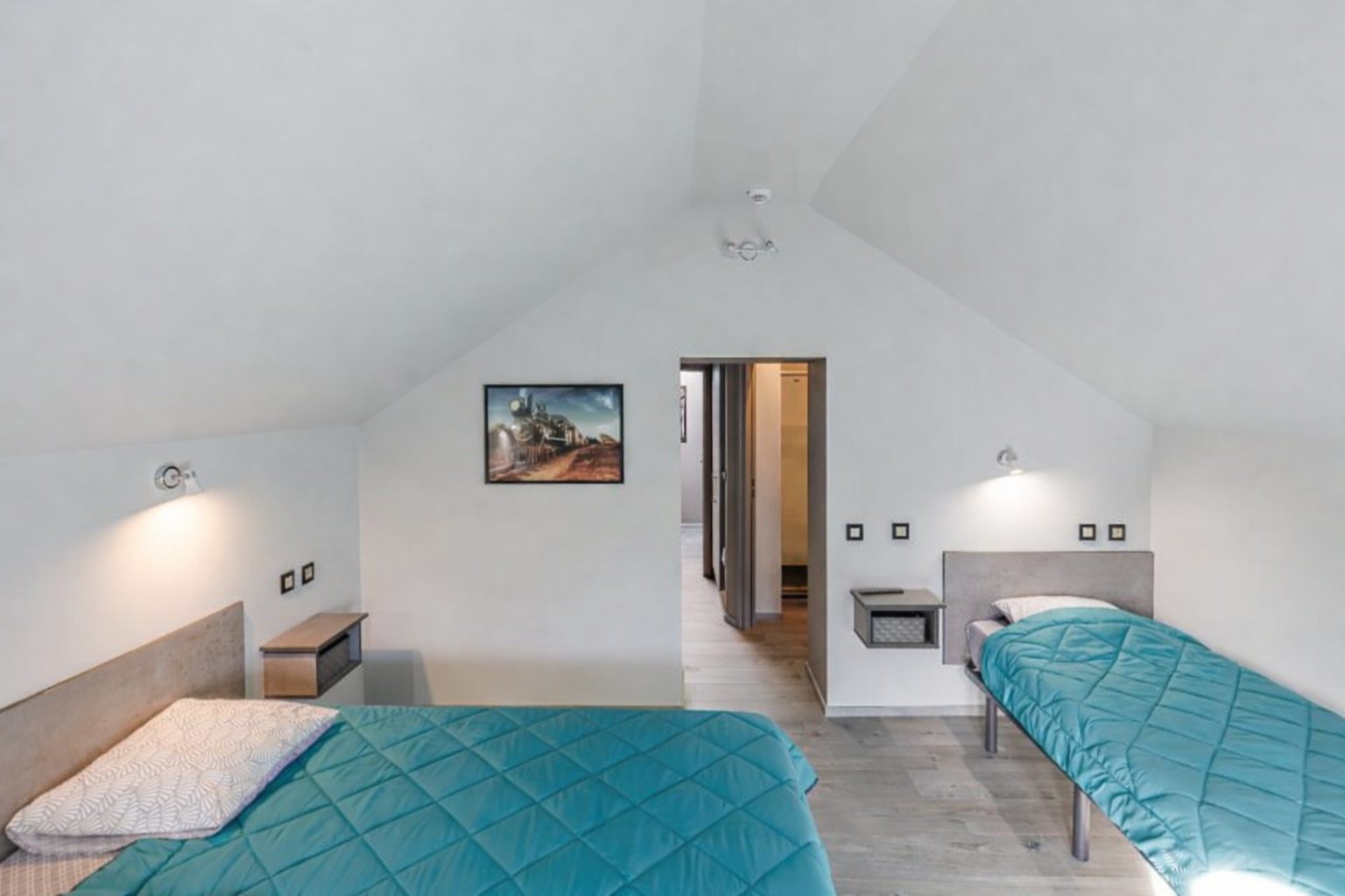 Chambre bleu canard vue depuis le couloir
