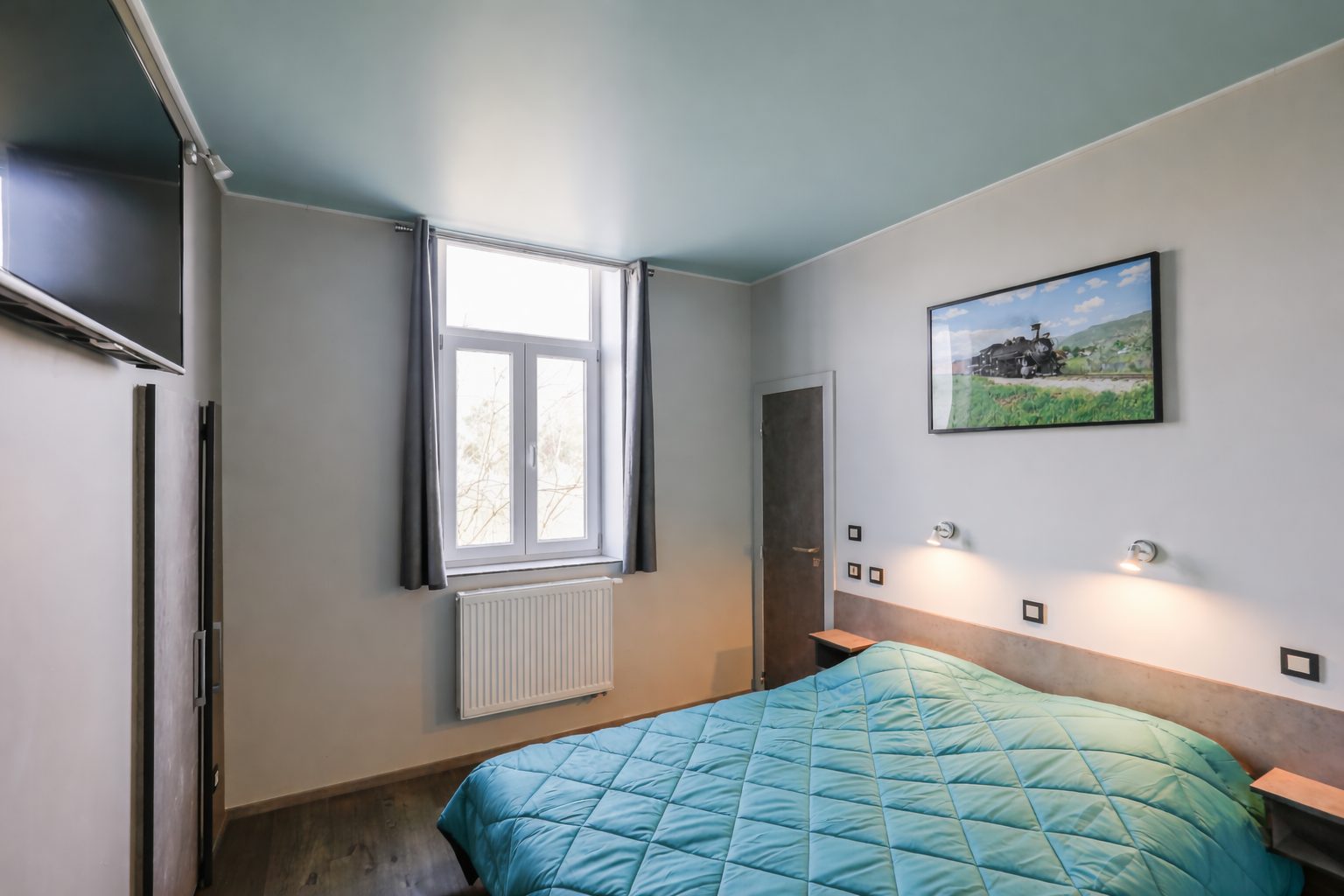 Chambre bleu canard côté fenêtre
