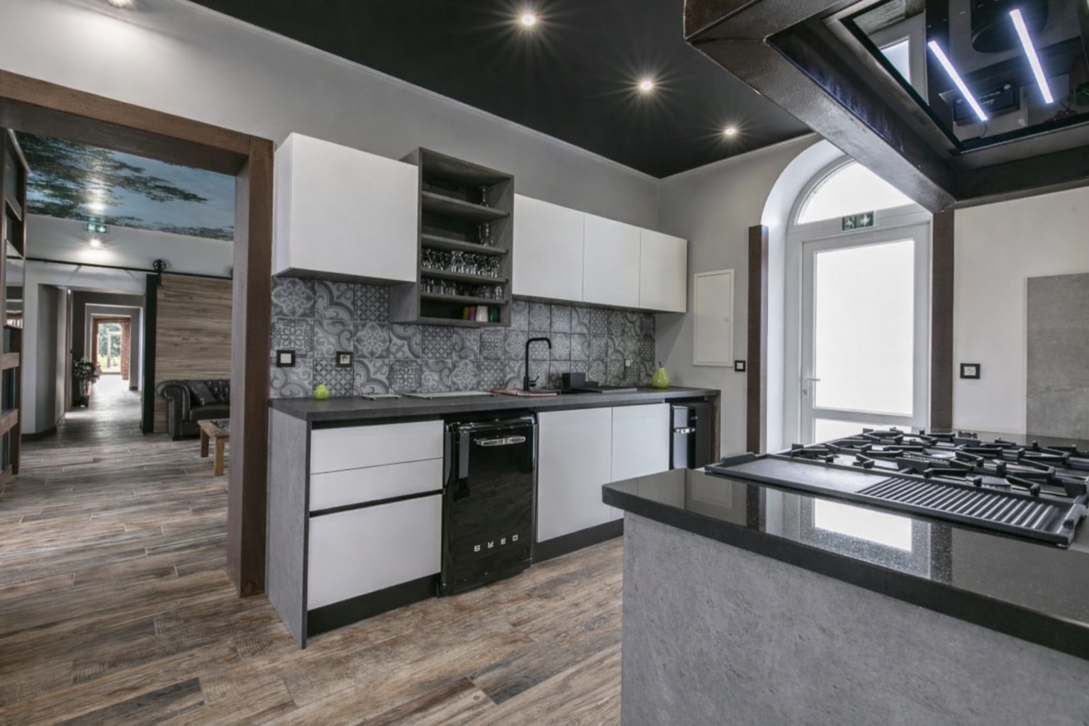 Cuisine vue depuis le couloir