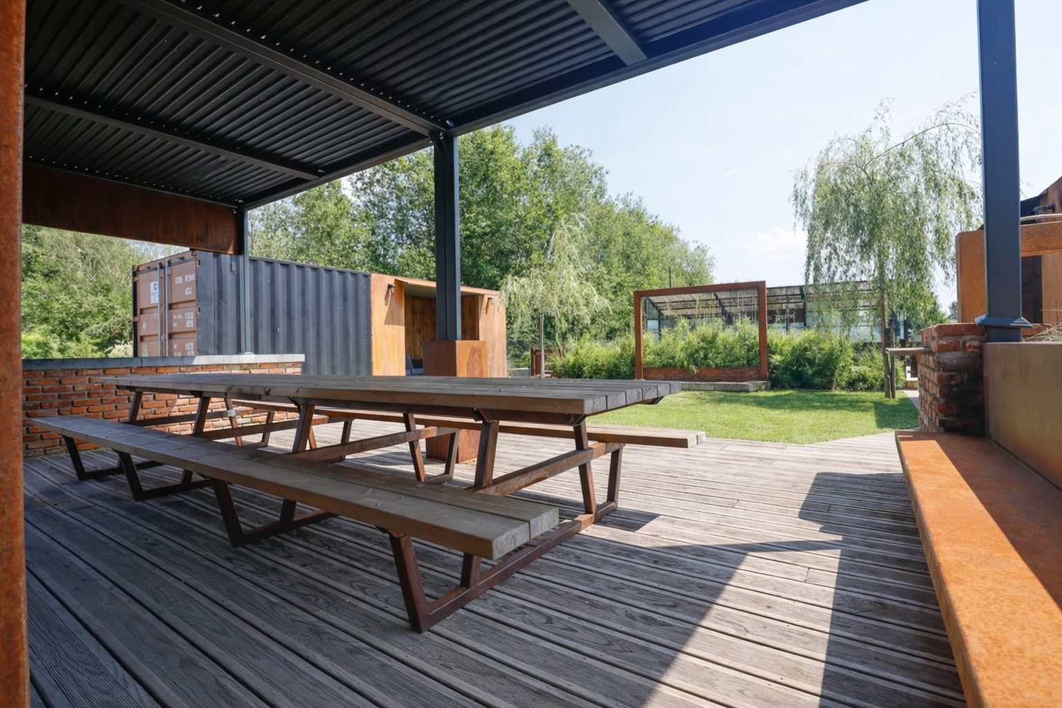 Table dressée sur la terrasse