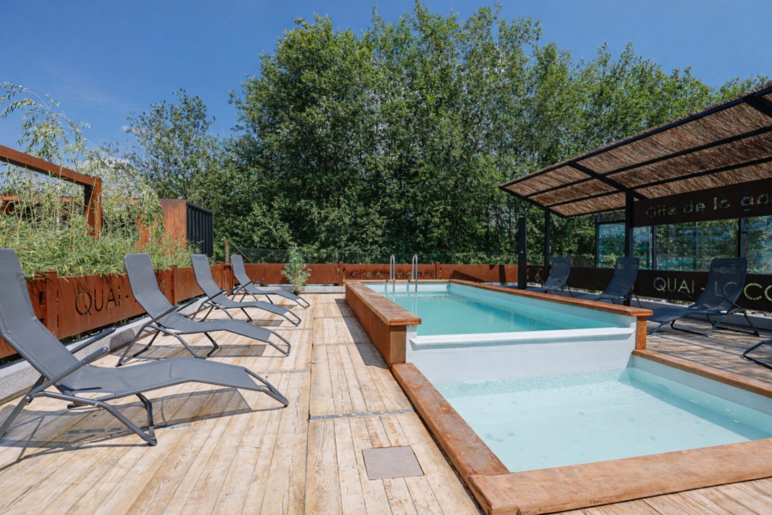 Transats ombragés au bord de la piscine