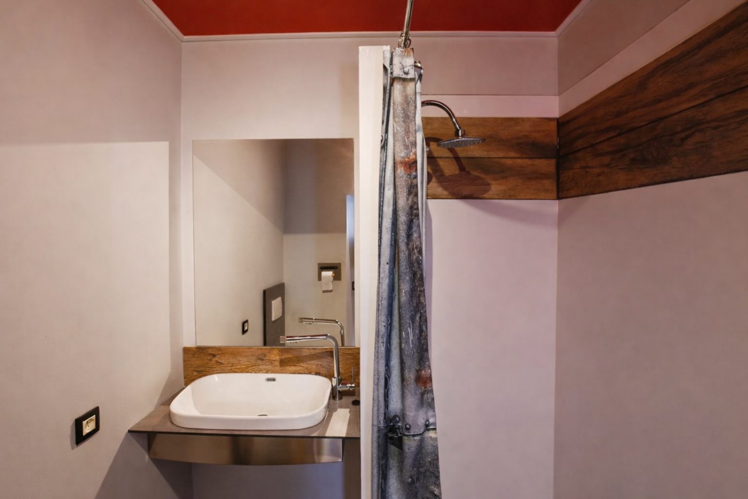 Salle de bain privative de la chambre rouge
