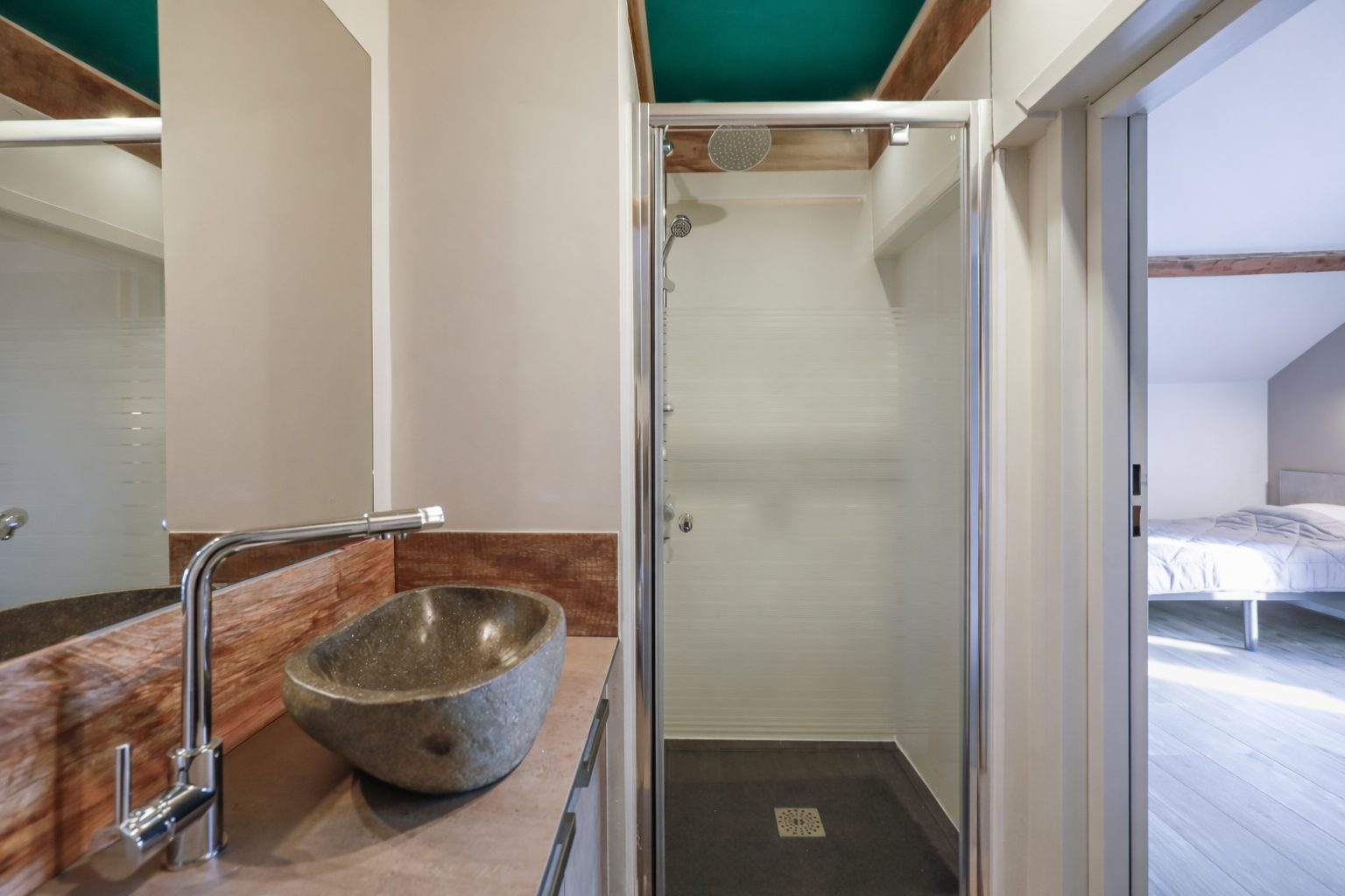 Salle de bain privative ouverte sur la chambre