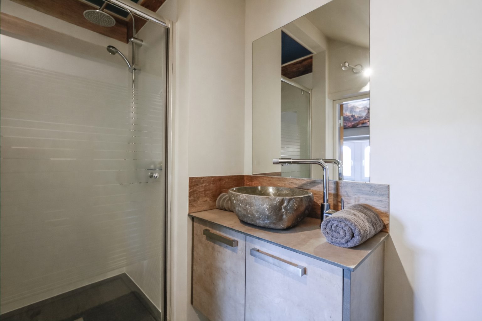 Salle de bain avec vasque en pierre
