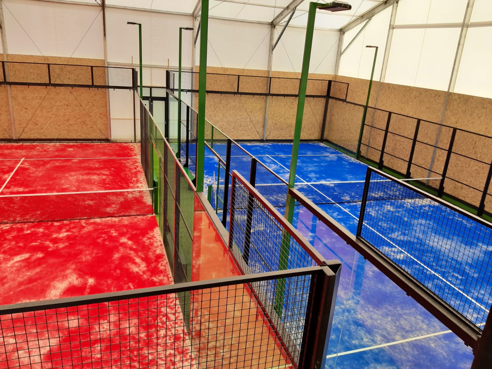 Le terrain rouge et le terrain bleu sous la halle