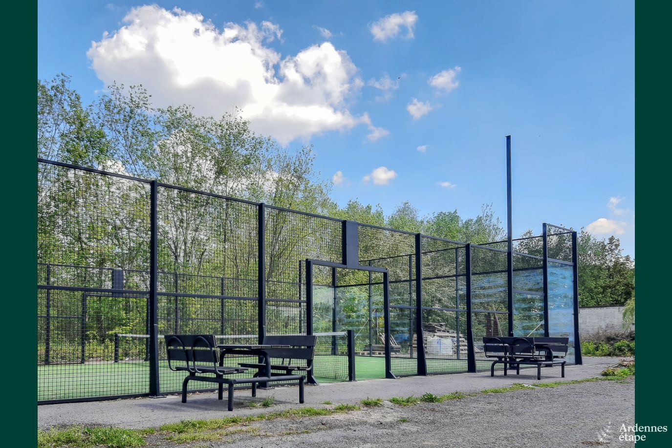 Le terrain de padel vitré, sous le ciel ouvert